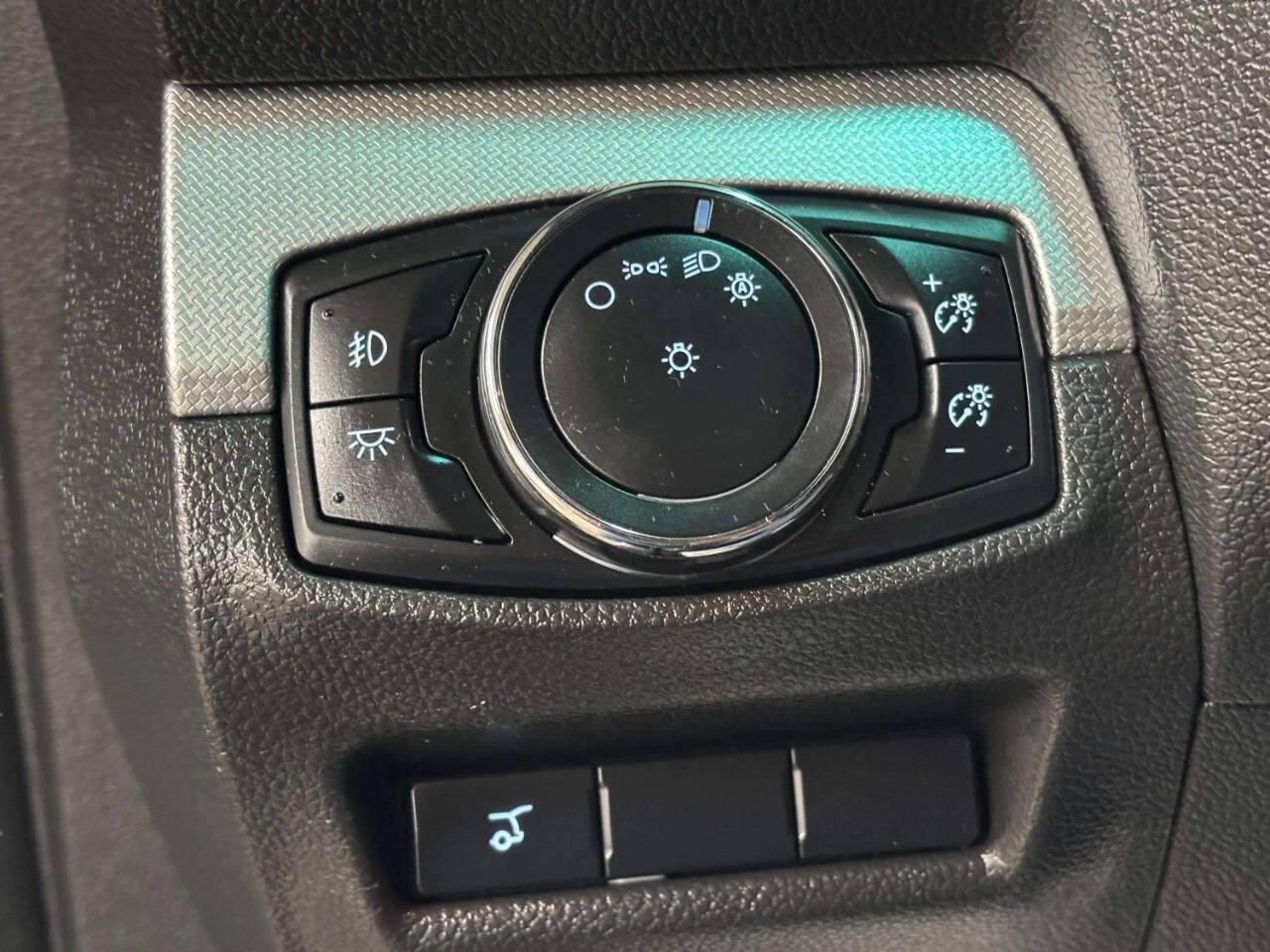 Used 2015 Ford Explorer XLT w/ Equipment Group 202B AWD/4WD image 37
