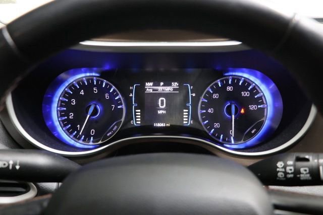Used 2017 Chrysler Pacifica Touring-L FWD image 21