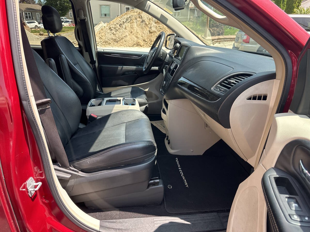 Used 2014 Chrysler Town & Country Touring FWD image 13
