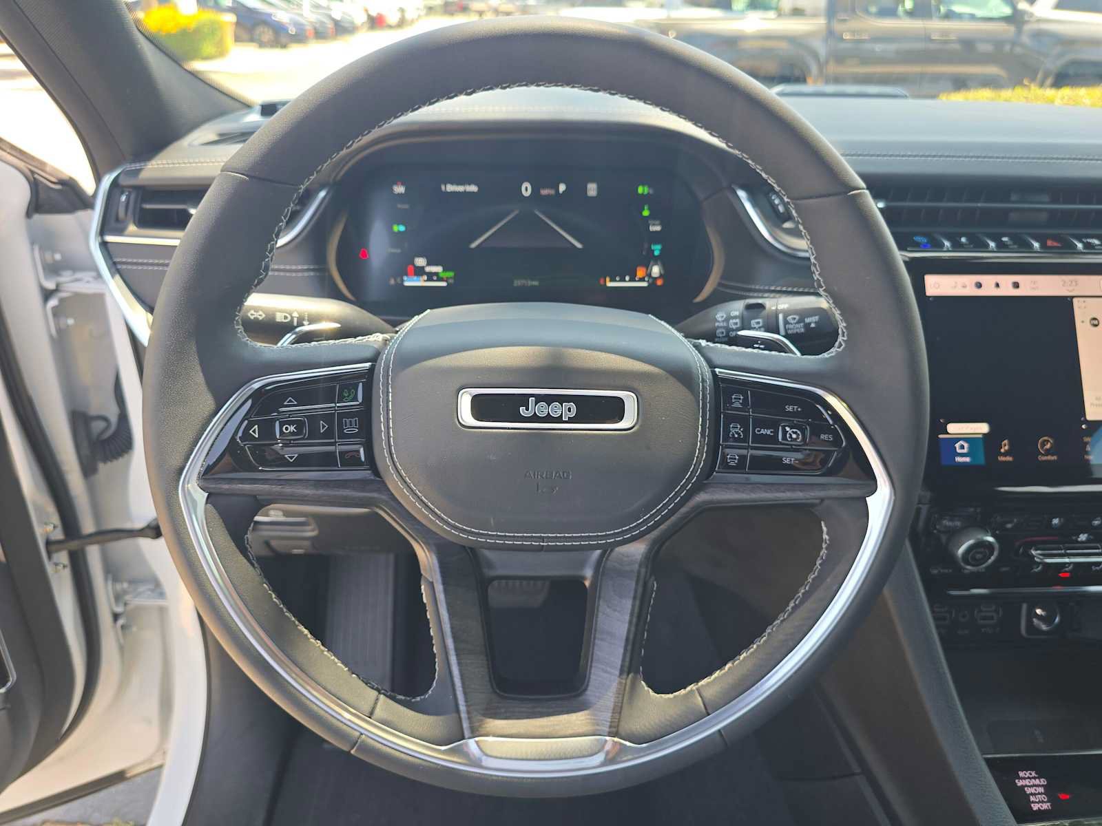 Used 2023 Jeep Grand Cherokee Overland w/ Luxury Tech Group IV AWD/4WD image 24
