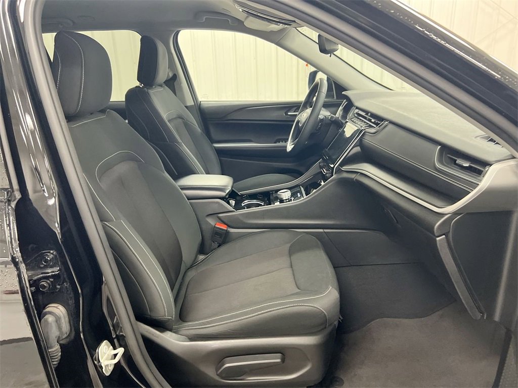 Used 2023 Jeep Grand Cherokee Laredo image 21