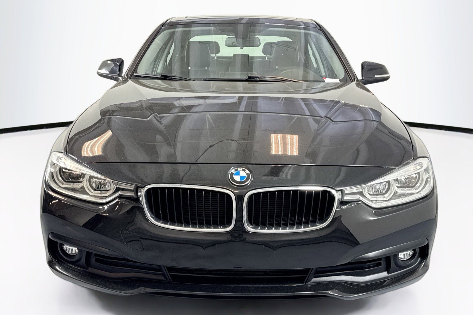 Used 2017 BMW 320i Sedan RWD image 2