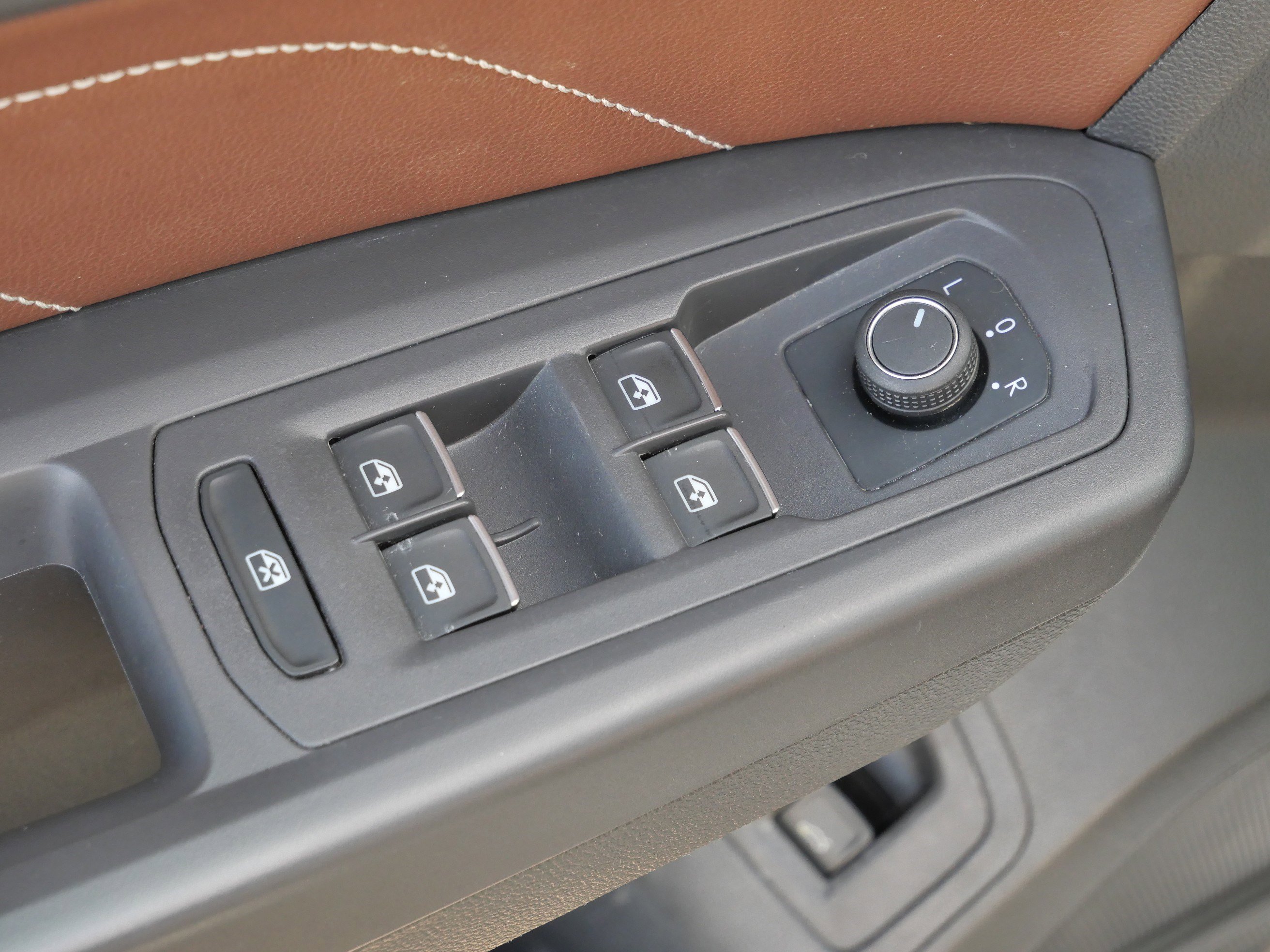 Certified 2023 Volkswagen Atlas SE w/ Black Wheel Package image 19