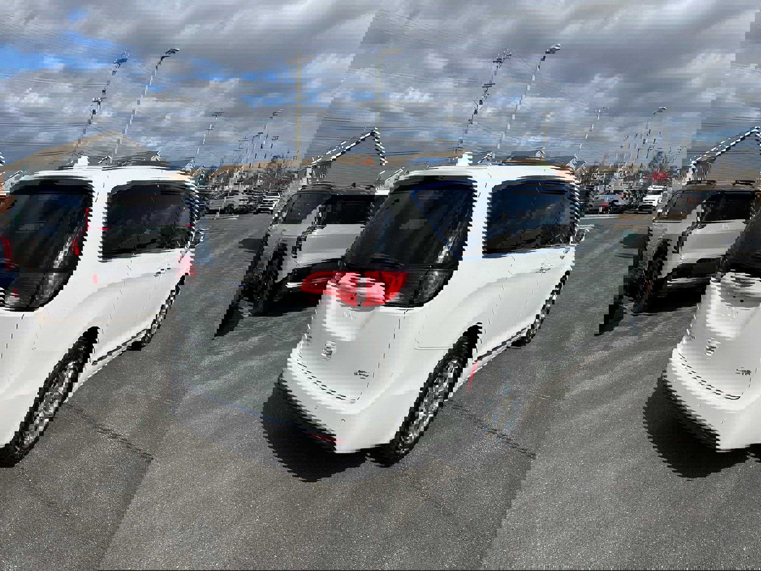 Used 2018 Chrysler Pacifica Limited image 5