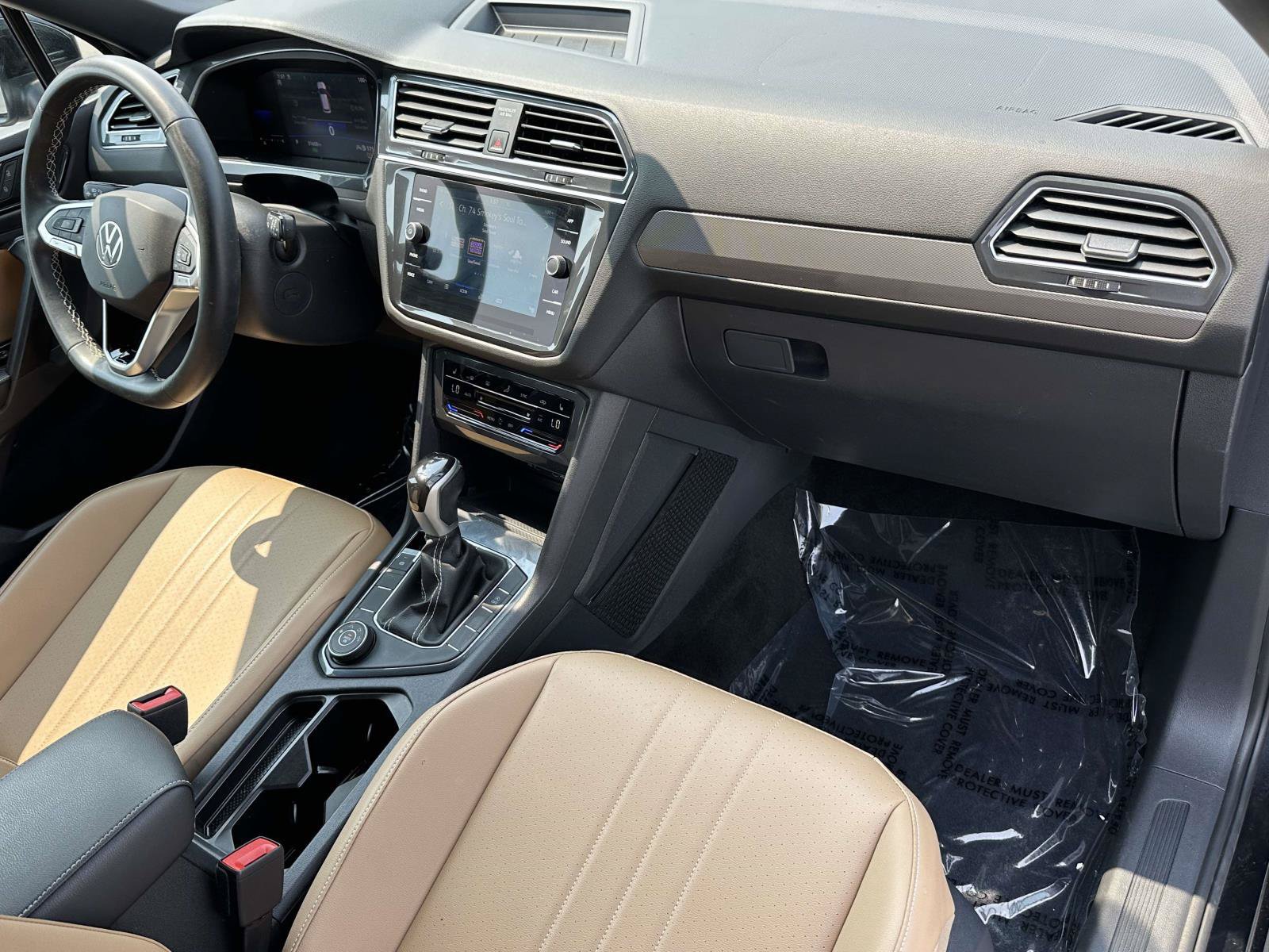 Used 2023 Volkswagen Tiguan SE w/ Panoramic Sunroof Package AWD/4WD image 11