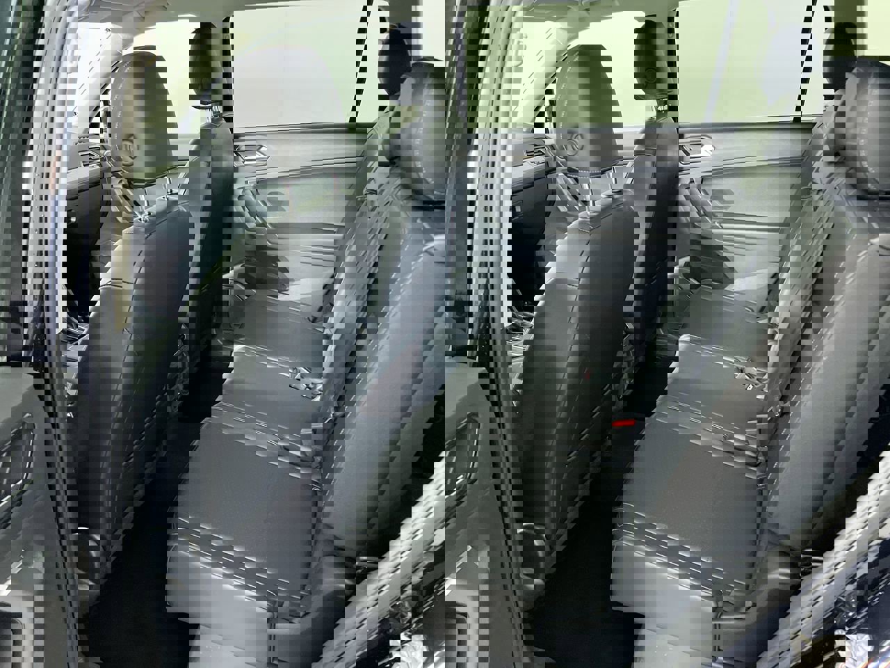 Used 2018 Volkswagen Tiguan SE image 30