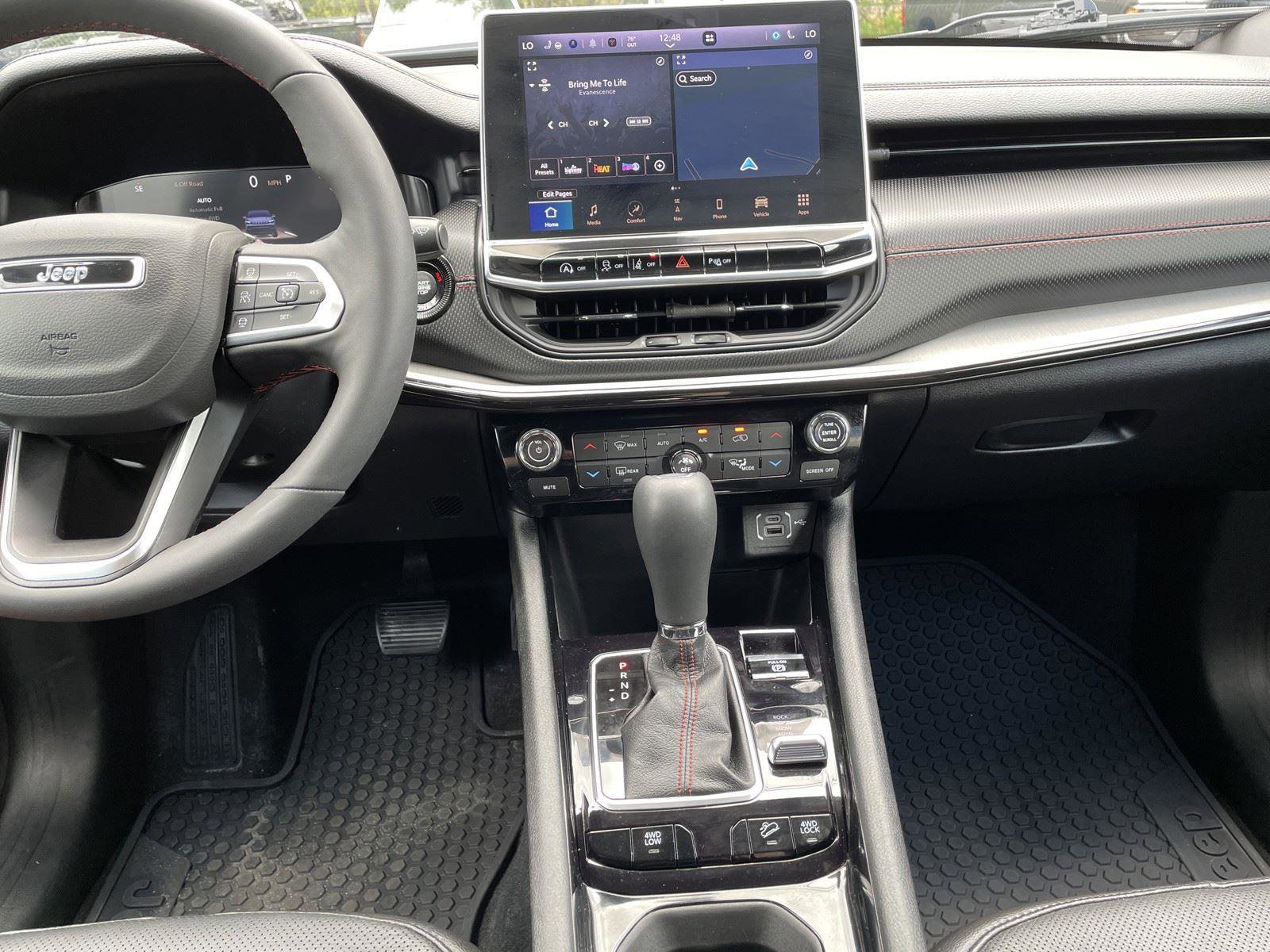 Used 2025 Jeep Compass Trailhawk w/ Trailhawk Elite Group image 18