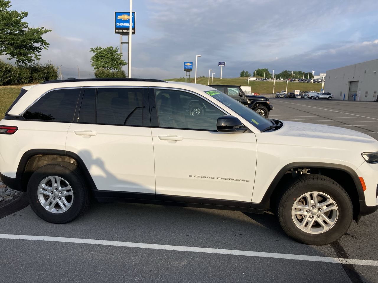 Used 2024 Jeep Grand Cherokee Laredo w/ Luxury Tech Group I AWD/4WD image 8