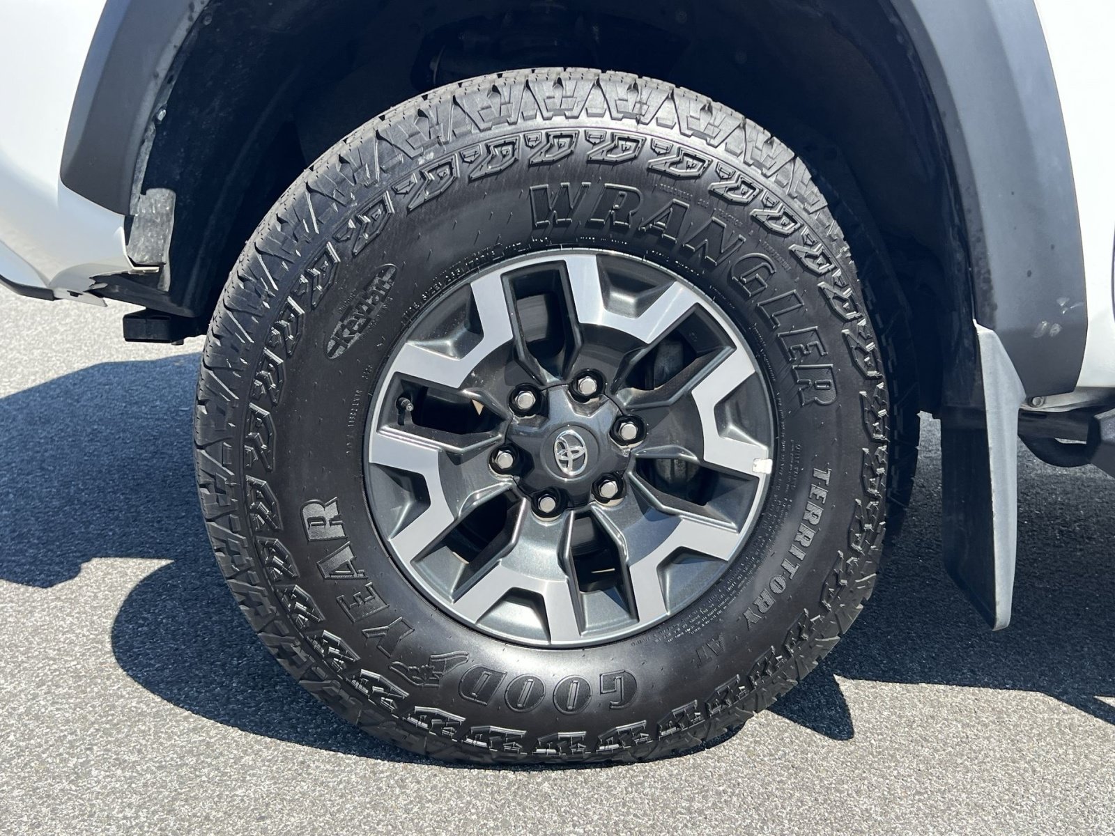 Used 2023 Toyota Tacoma TRD Off-Road w/ Technology Package AWD/4WD image 11