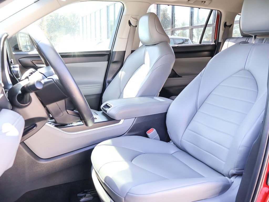 Used 2023 Toyota Highlander XLE image 29