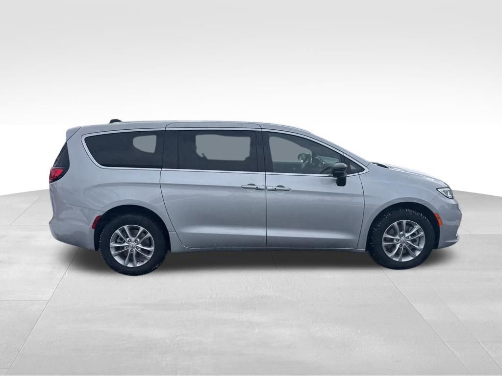New 2026 Chrysler Pacifica Select image 6