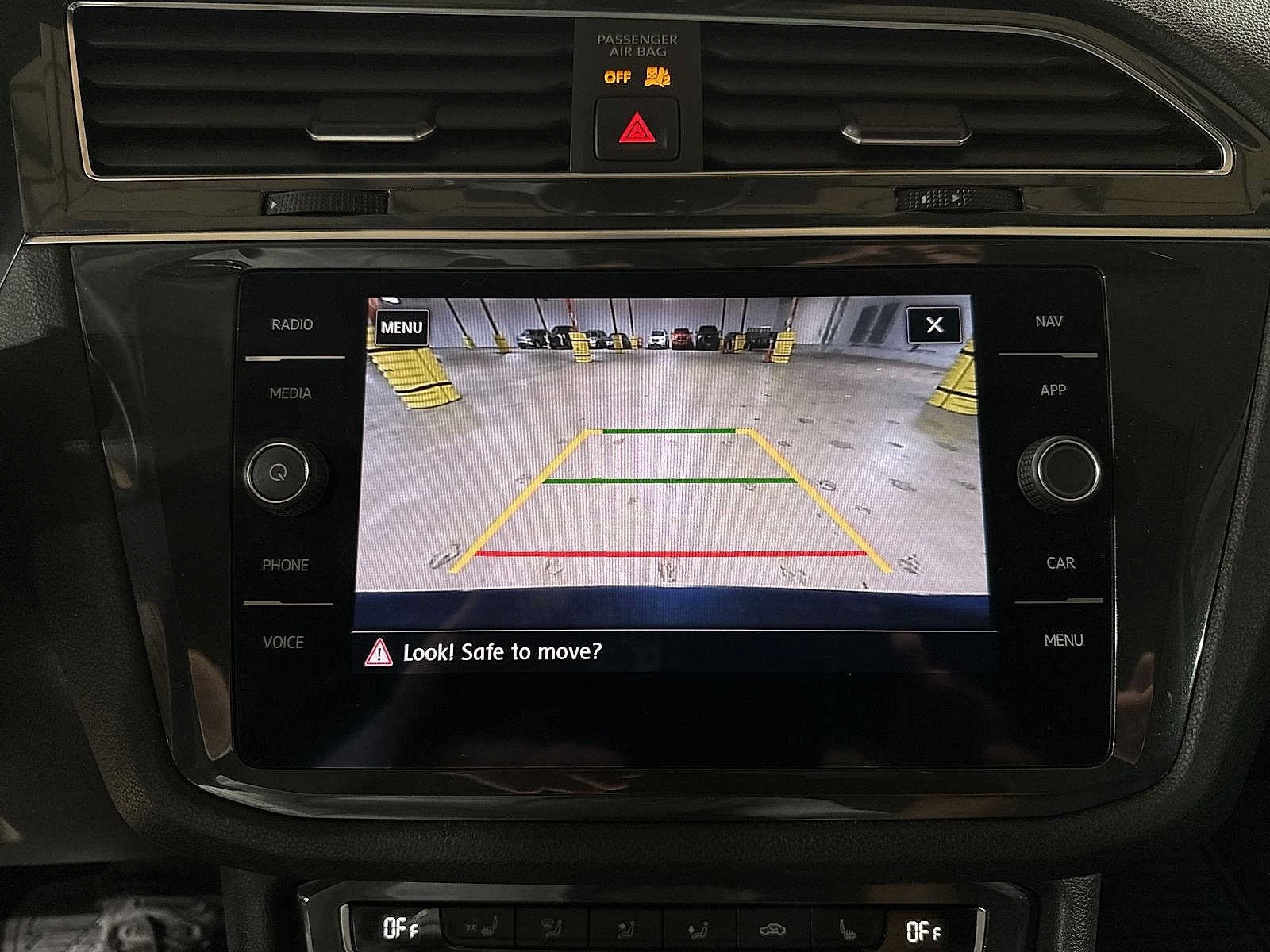 Used 2020 Volkswagen Tiguan SEL AWD/4WD image 26