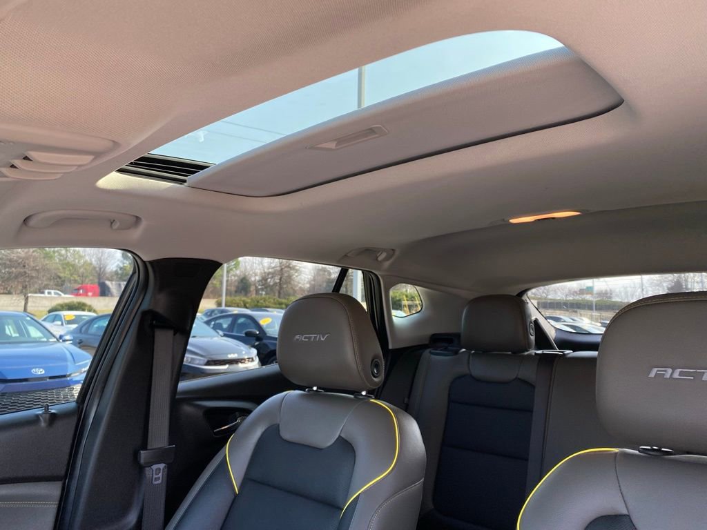 Used 2025 Chevrolet Trax ACTIV w/ Sunroof Package image 23