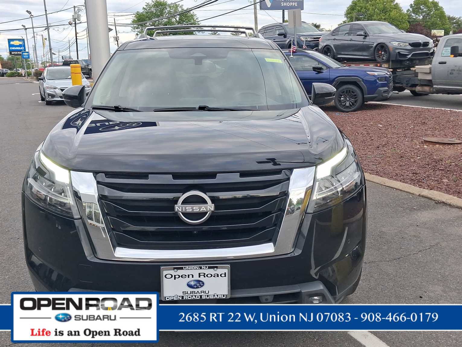 Used 2022 Nissan Pathfinder Platinum w/ Cargo Package AWD/4WD image 2
