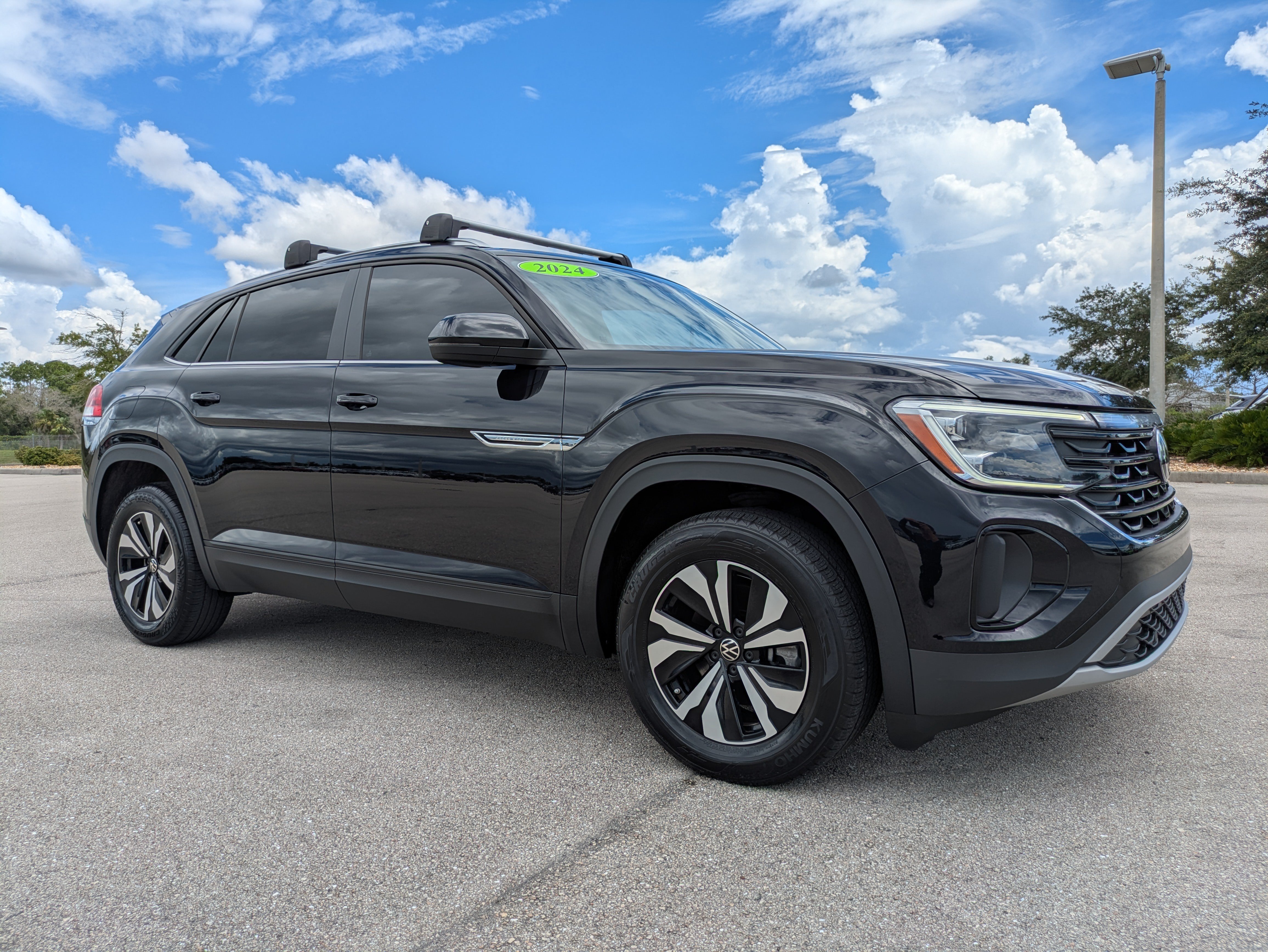 Used 2024 Volkswagen Atlas Cross Sport SE FWD image 2