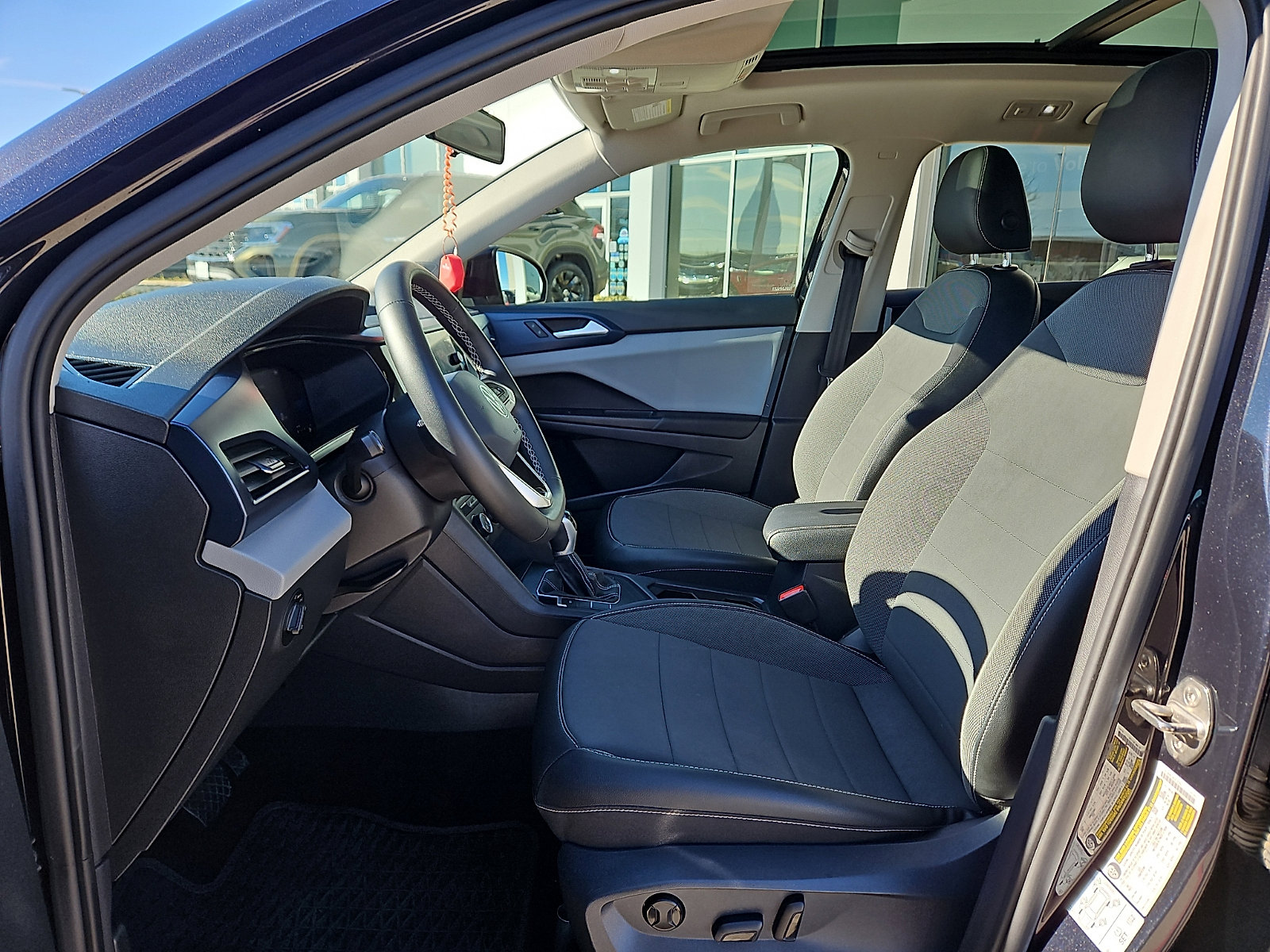 Certified 2022 Volkswagen Taos SE w/ Panoramic Sunroof Package image 9