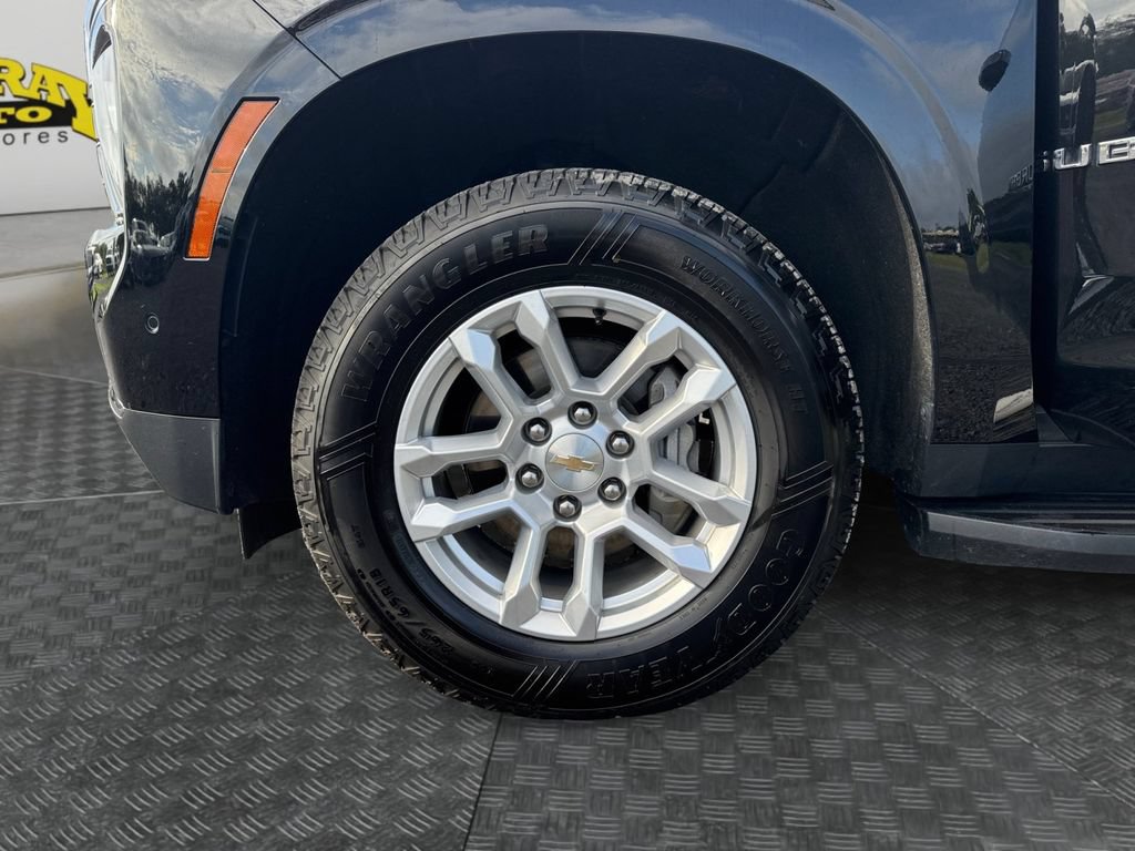 Used 2025 Chevrolet Suburban LT RWD image 19