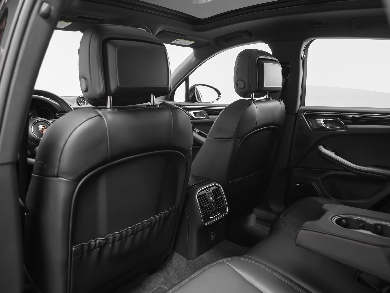 Certified 2025 Porsche Macan AWD/4WD image 38