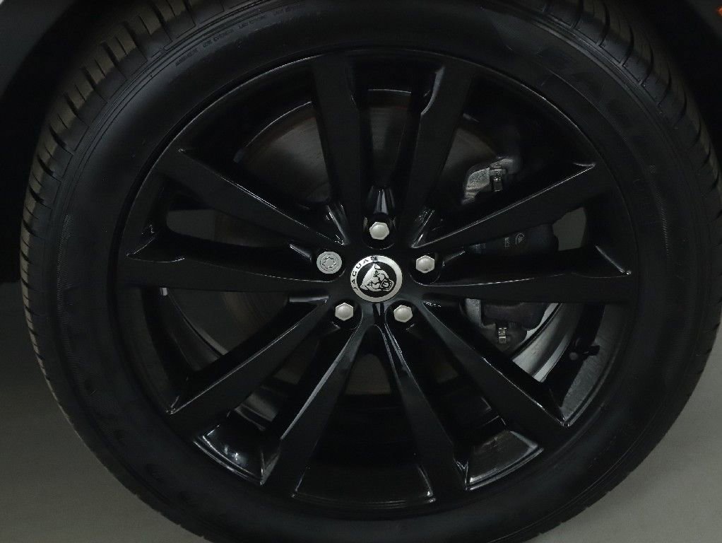 Certified 2024 Jaguar E-PACE R-Dynamic SE image 39