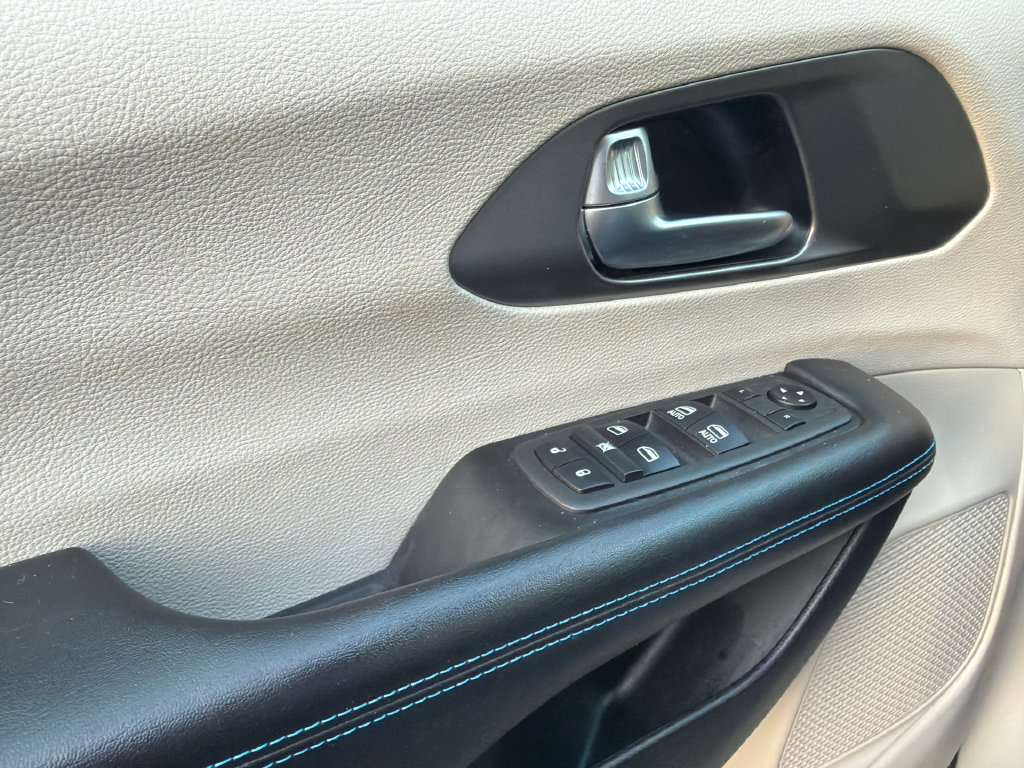 Used 2021 Chrysler Pacifica Touring FWD image 33