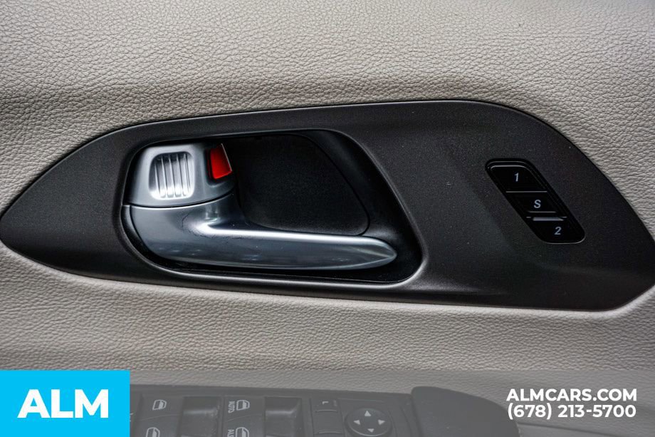 Used 2024 Chrysler Pacifica Select image 55
