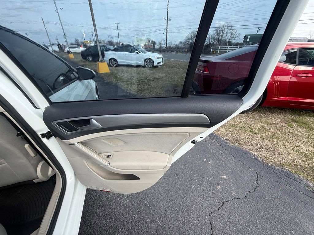 Used 2016 Volkswagen Golf S image 20