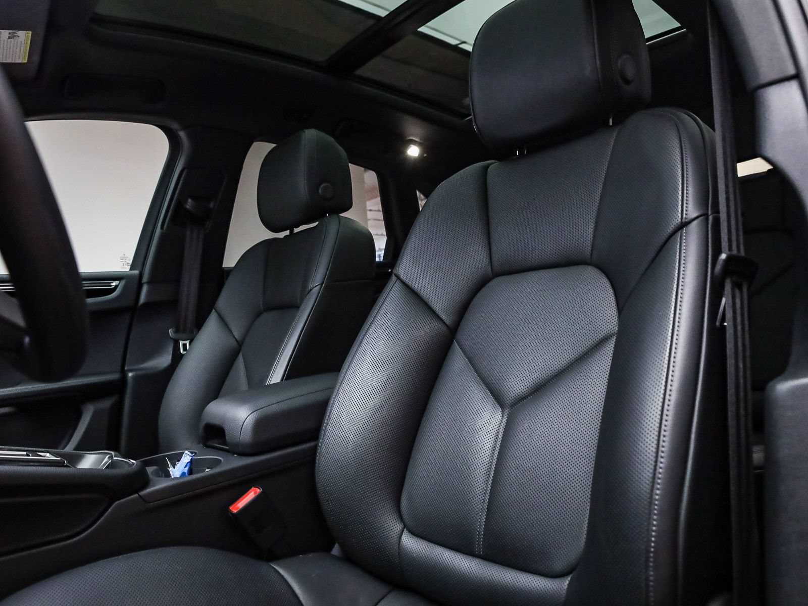 Certified 2026 Porsche Macan AWD/4WD image 5
