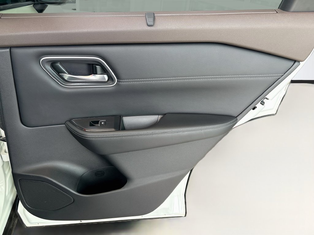 Used 2022 Nissan Rogue Platinum w/ Head-Up Display Package FWD image 27