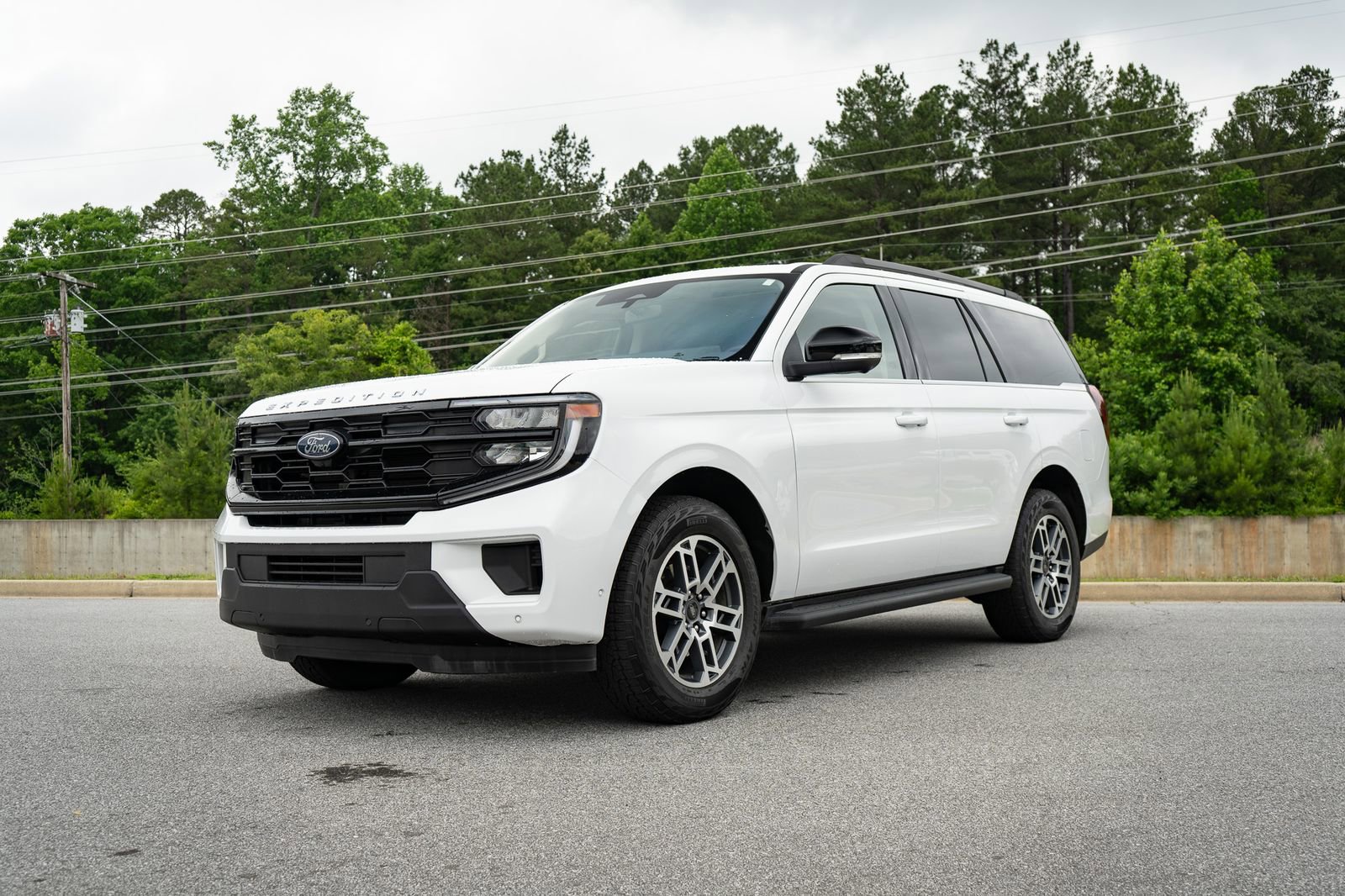 Used 2025 Ford Expedition Active AWD/4WD image 3