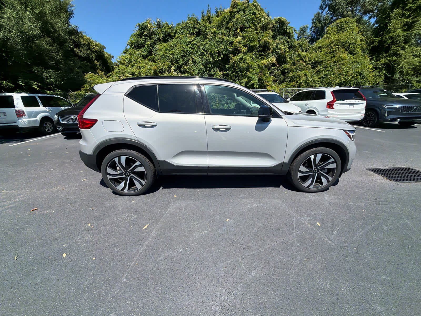 Used 2025 Volvo XC40 B5 Plus AWD/4WD image 17