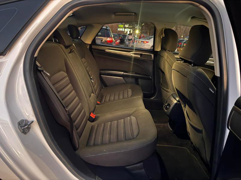 Used 2017 Ford Fusion SE w/ Fusion SE Technology Package image 16