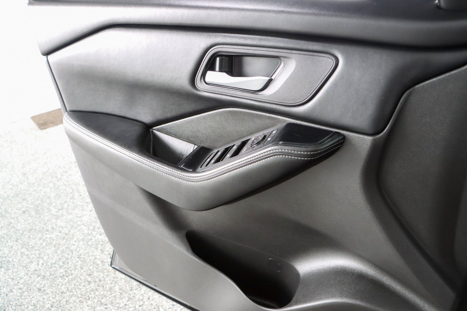 Used 2024 Nissan Rogue SV FWD image 21