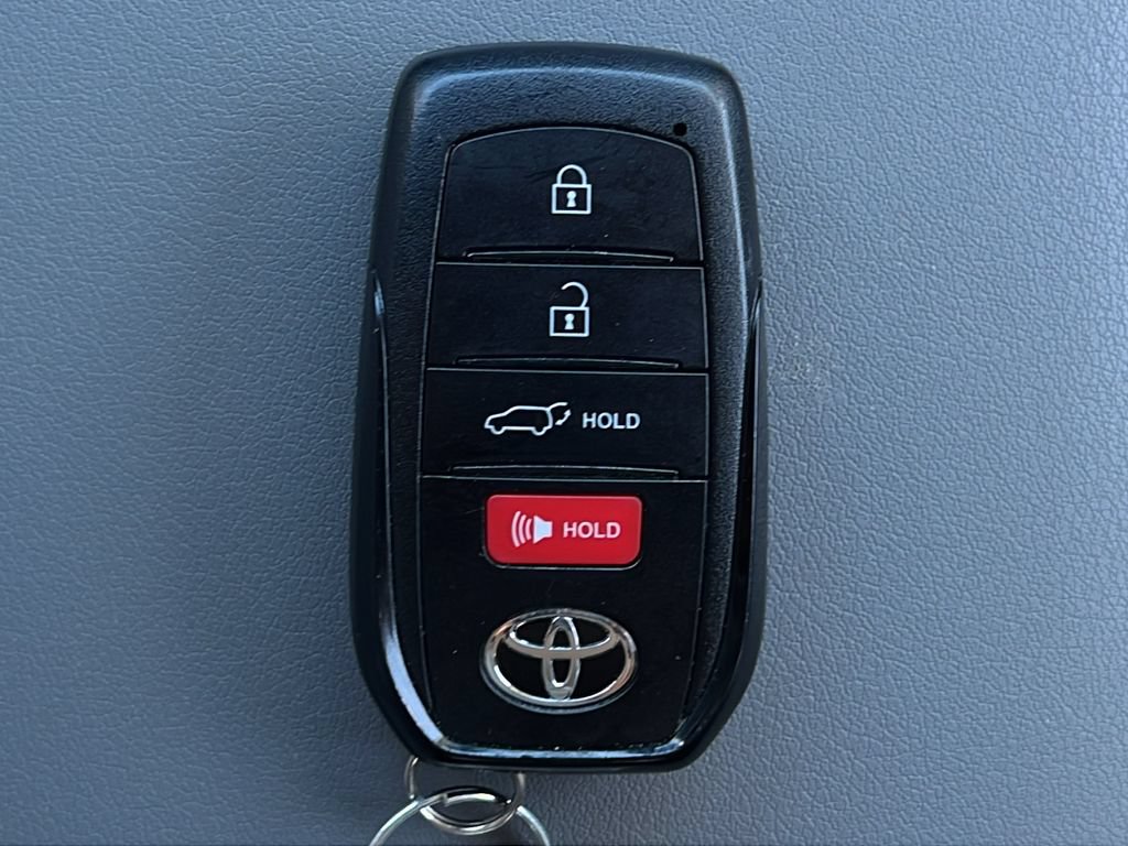 Used 2024 Toyota Venza LE AWD/4WD image 23