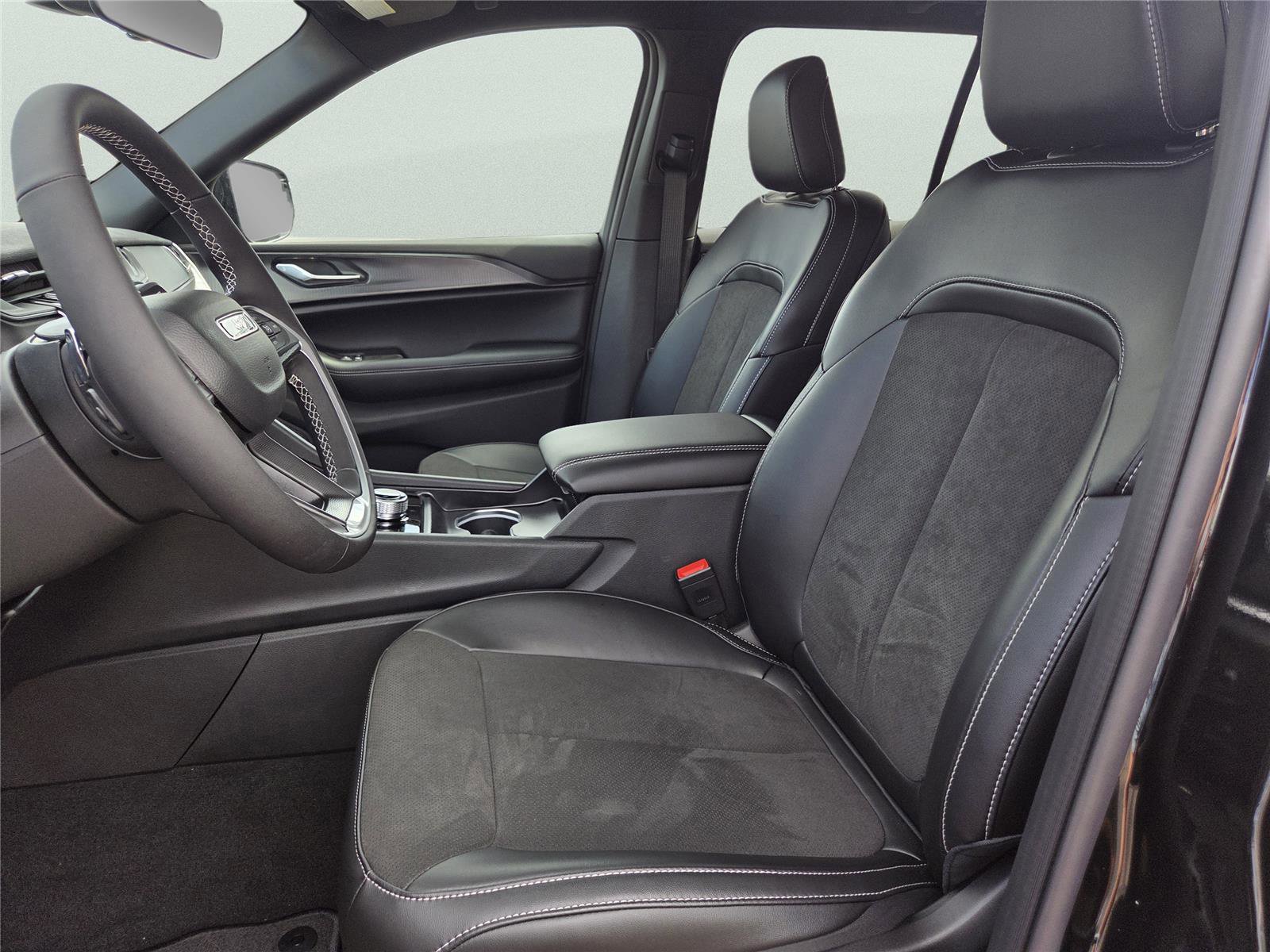 New 2025 Jeep Grand Cherokee Altitude image 18