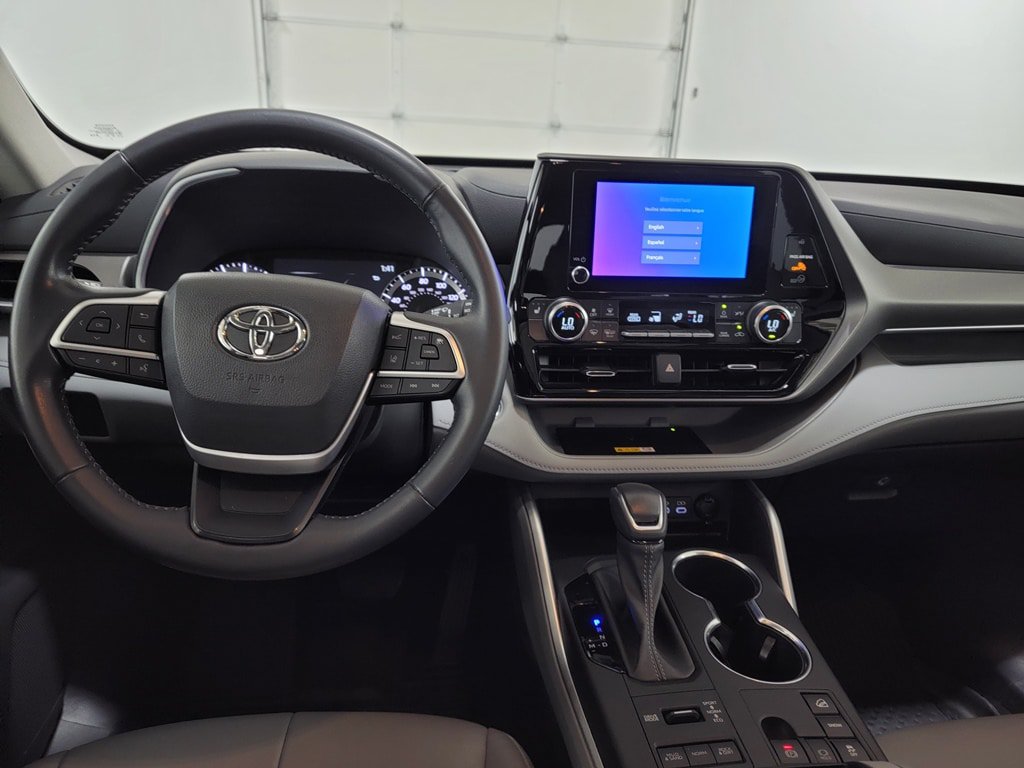 Used 2023 Toyota Highlander XLE AWD/4WD image 11