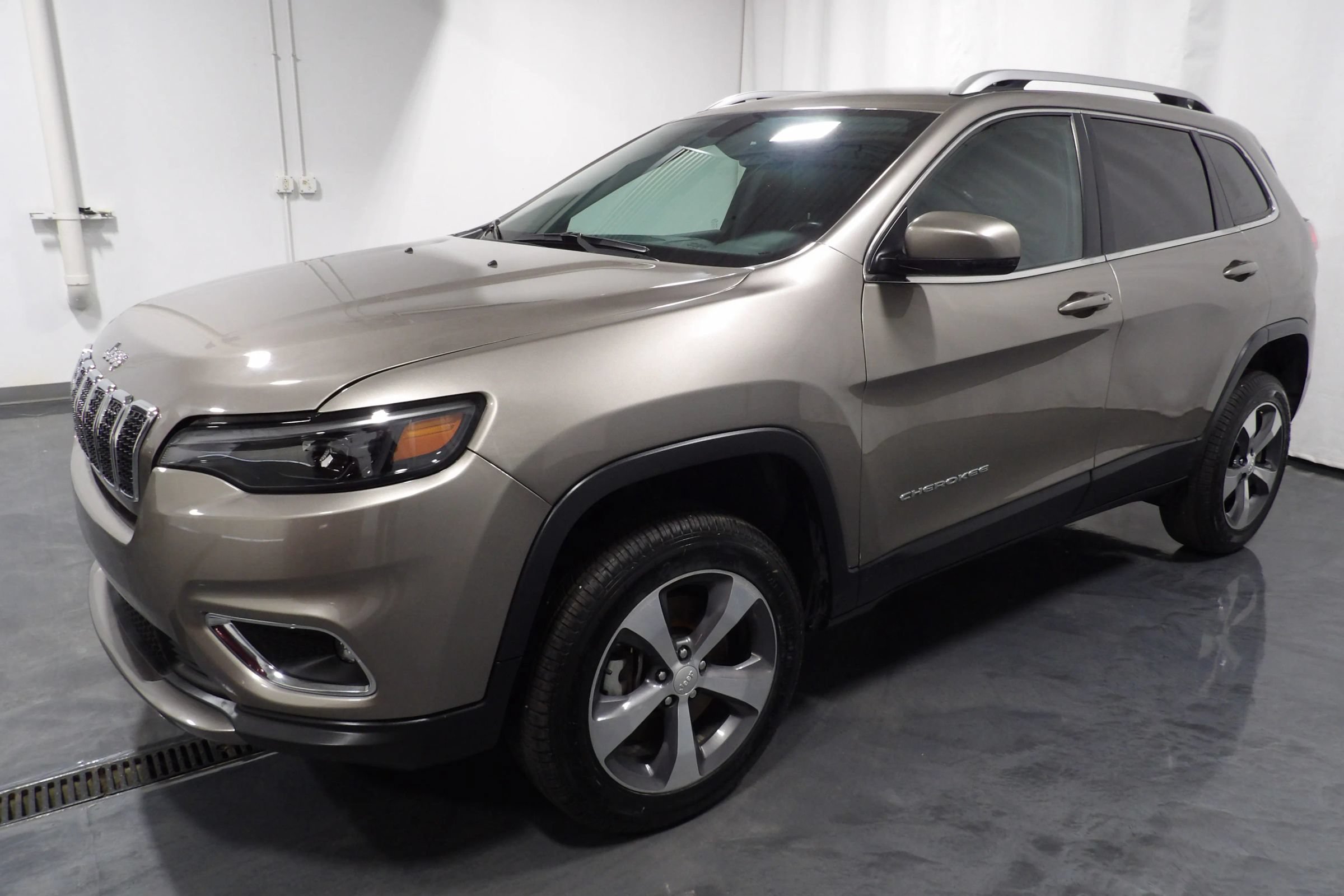 Used 2019 Jeep Cherokee Limited AWD/4WD image 4