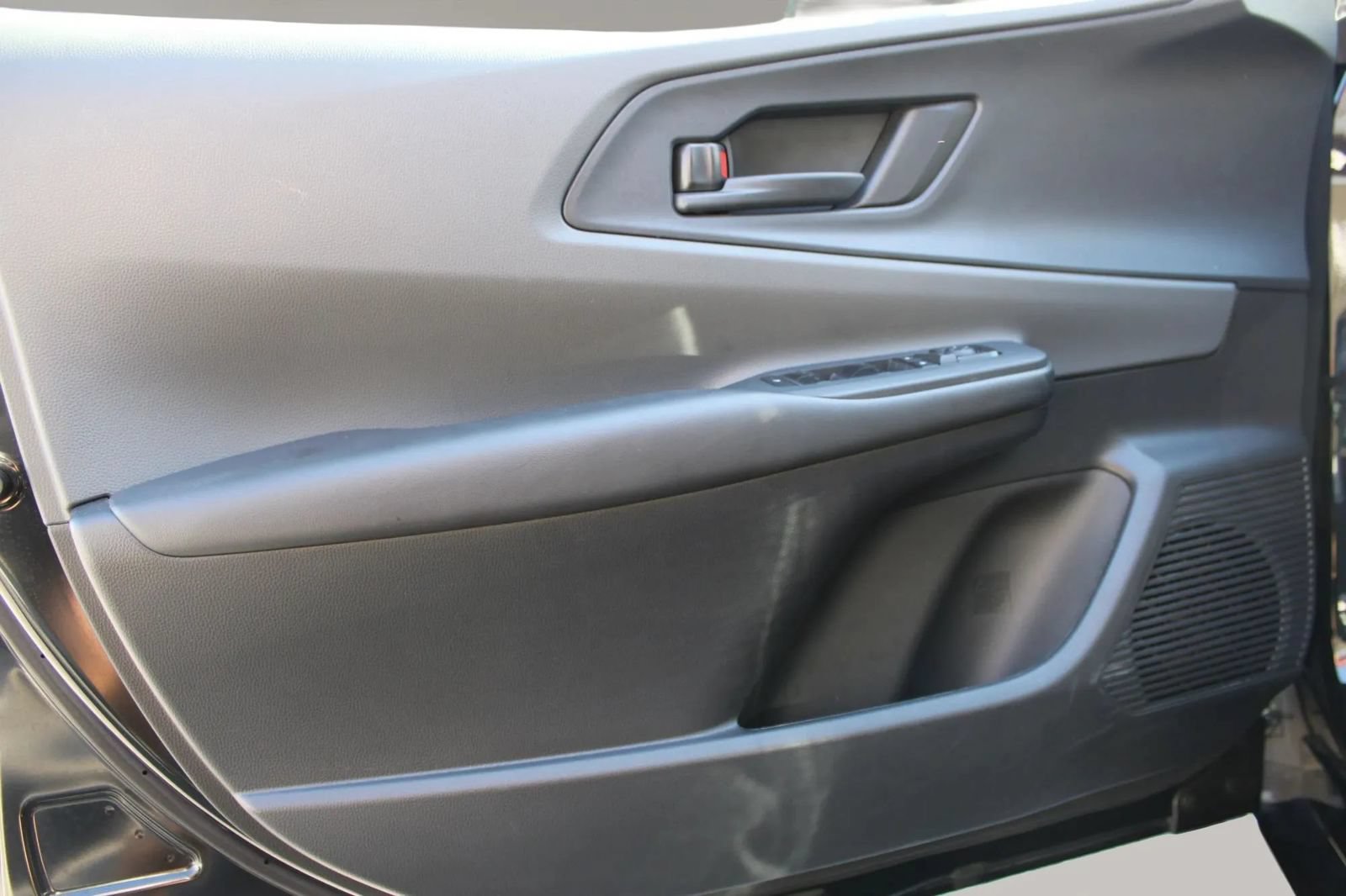 Used 2025 Toyota Prius LE FWD image 15