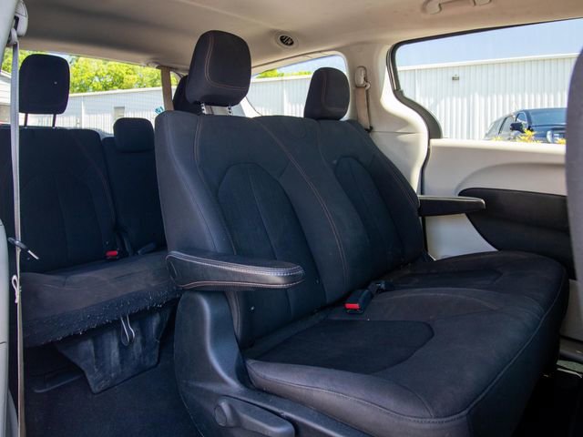 Used 2018 Chrysler Pacifica L FWD image 15