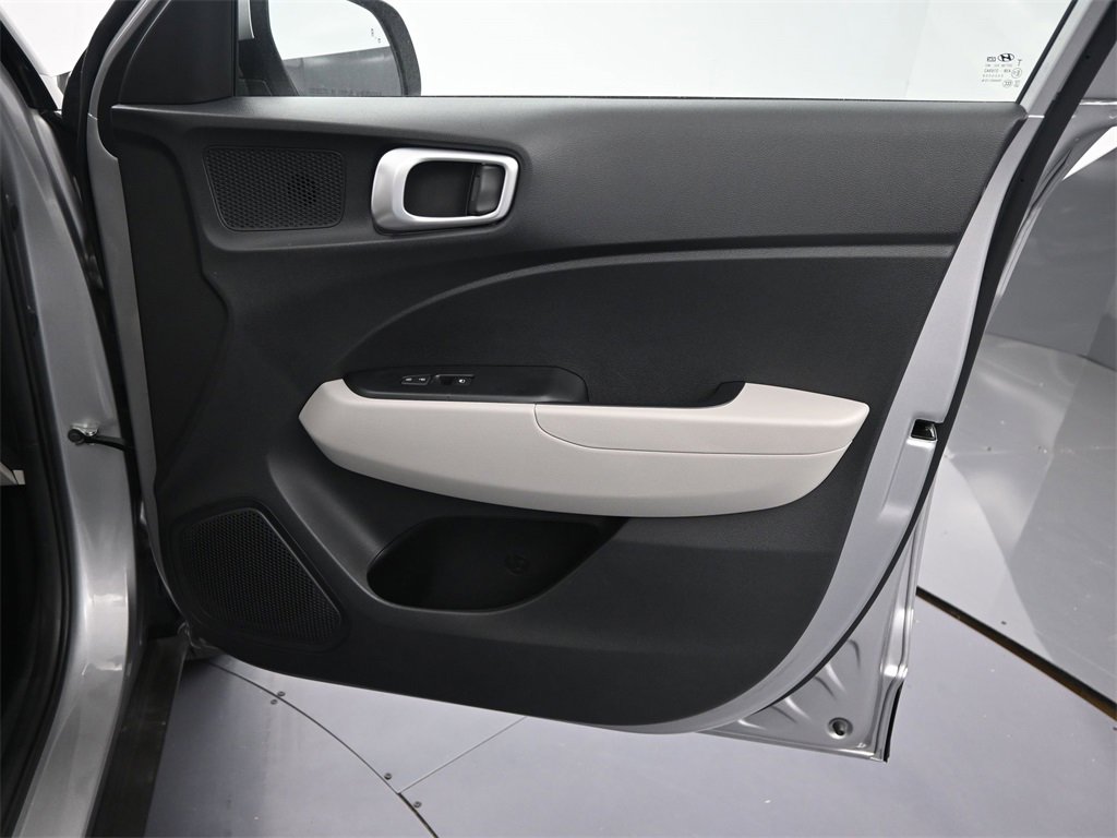 Used 2023 Hyundai Venue SEL image 19