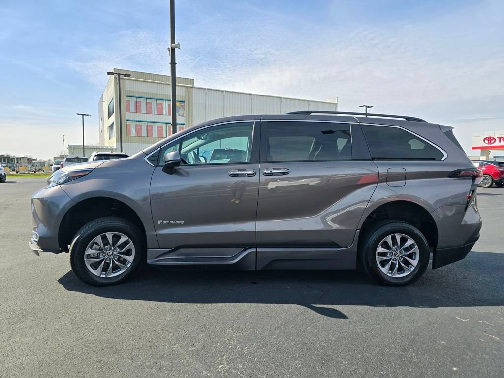 Used 2023 Toyota Sienna XLE w/ XLE Plus Package FWD image 5
