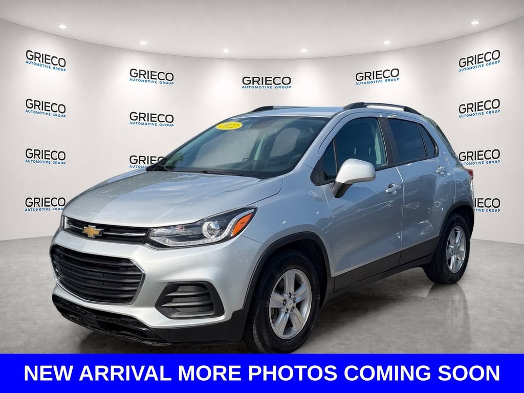 Used 2022 Chevrolet Trax LT w/ LT Convenience Package FWD image 3