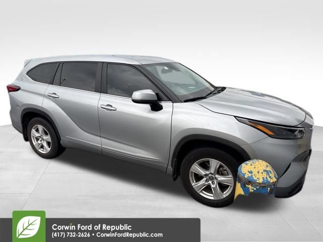 Used 2023 Toyota Highlander LE image 2