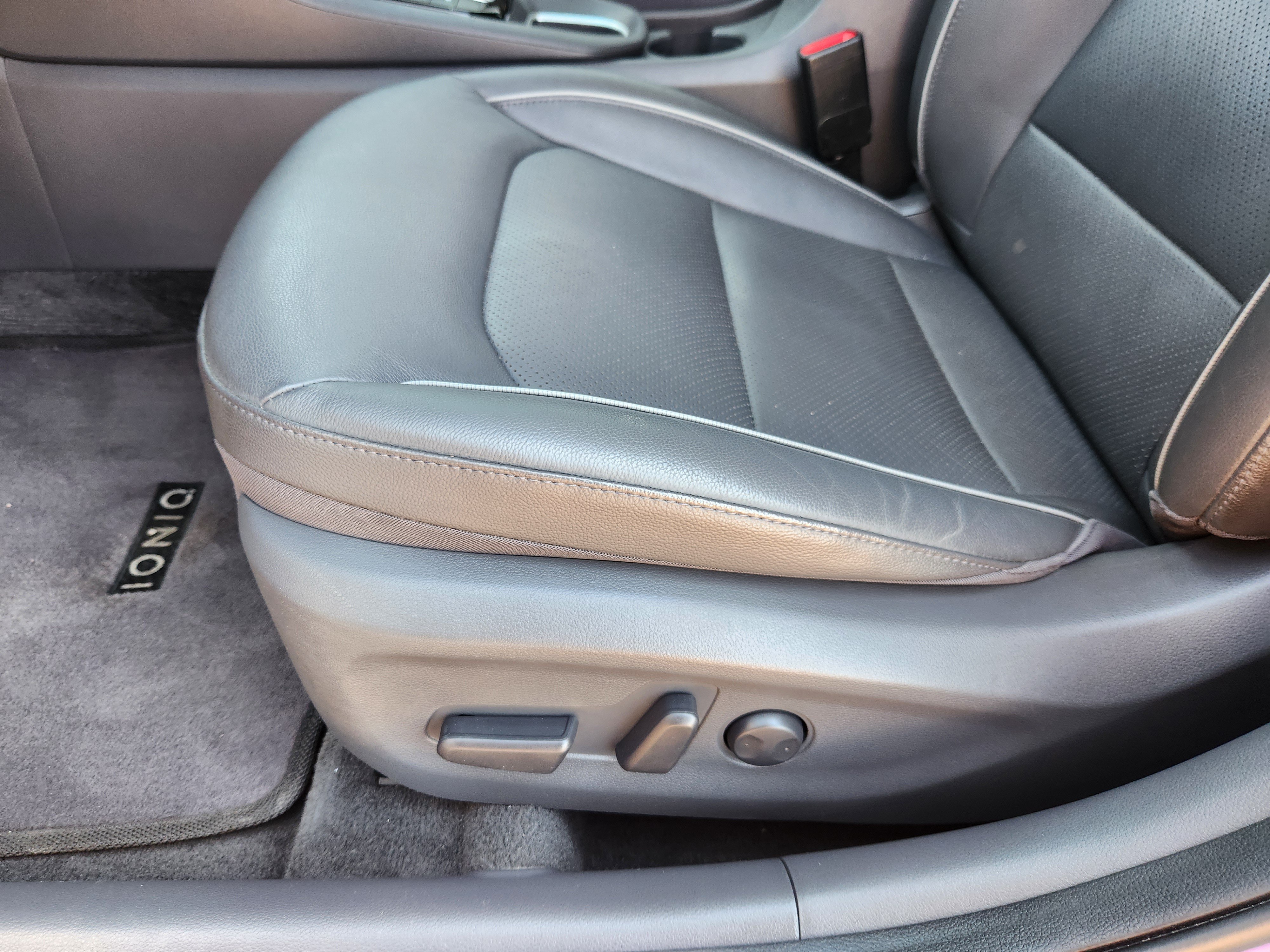 Used 2022 Hyundai Ioniq Limited FWD image 9