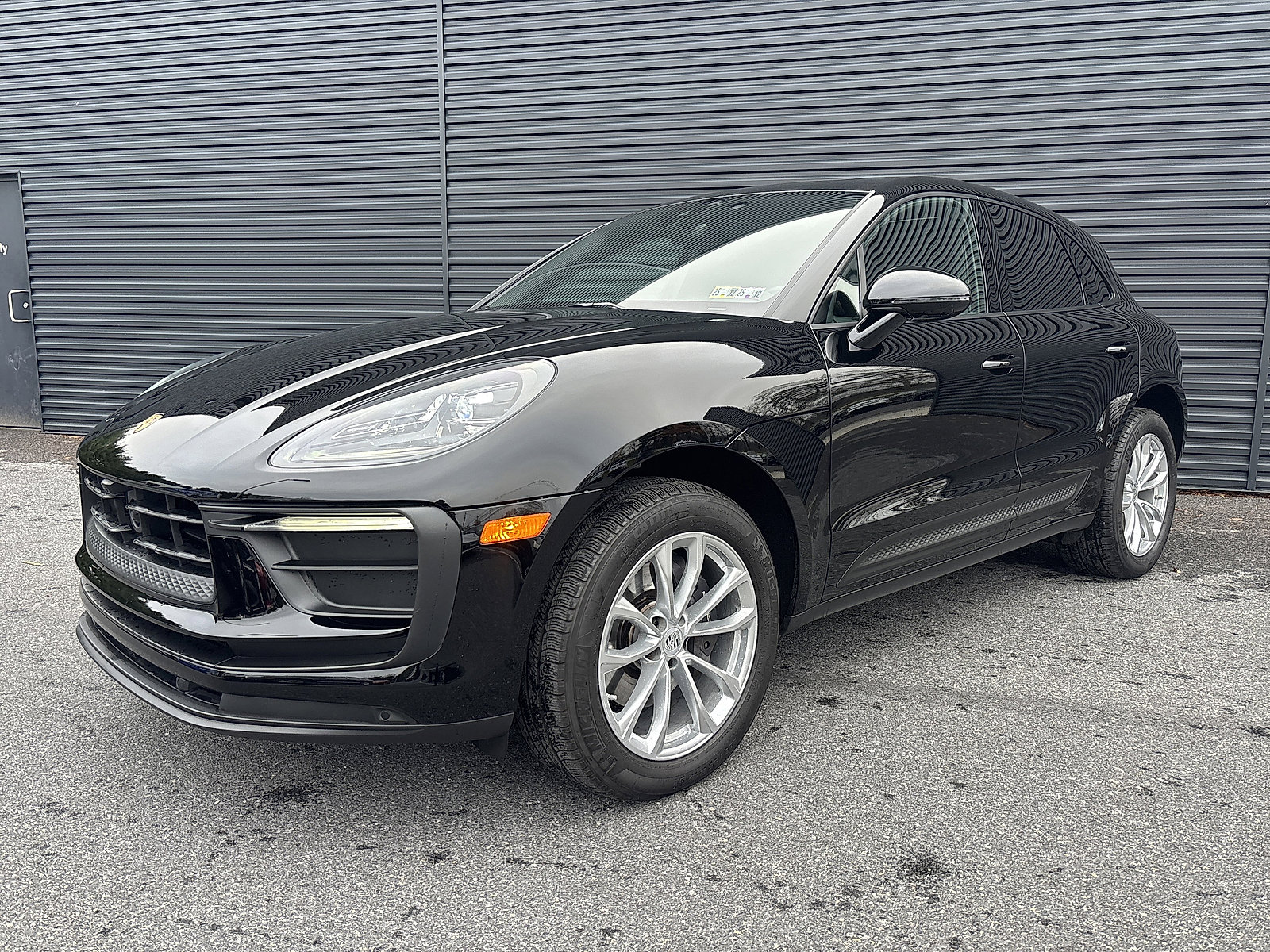 Certified 2024 Porsche Macan image 1