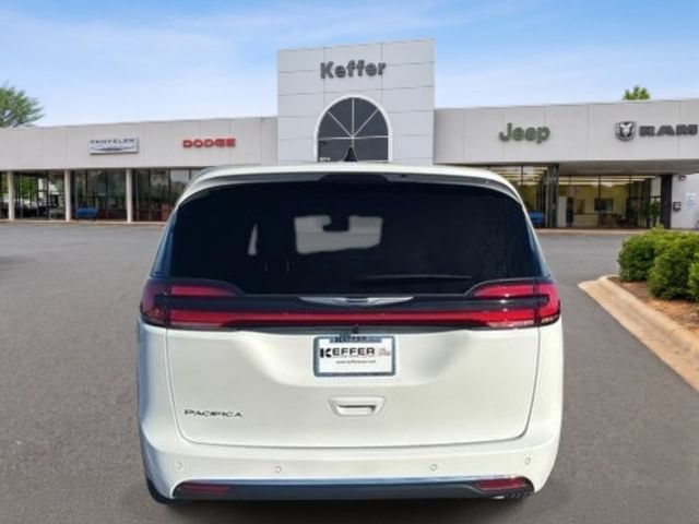 New 2026 Chrysler Pacifica Select FWD image 4