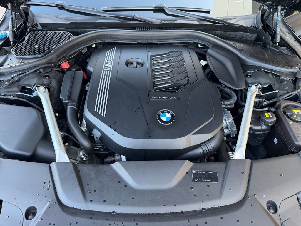 Used 2022 BMW 740i xDrive w/ M Sport Package image 12