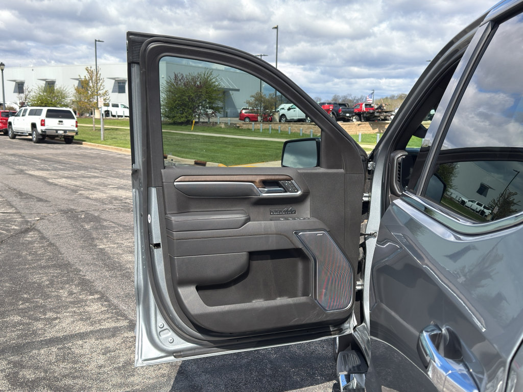Used 2025 Chevrolet Silverado 1500 High Country w/ High Country Premium Package AWD/4WD image 13