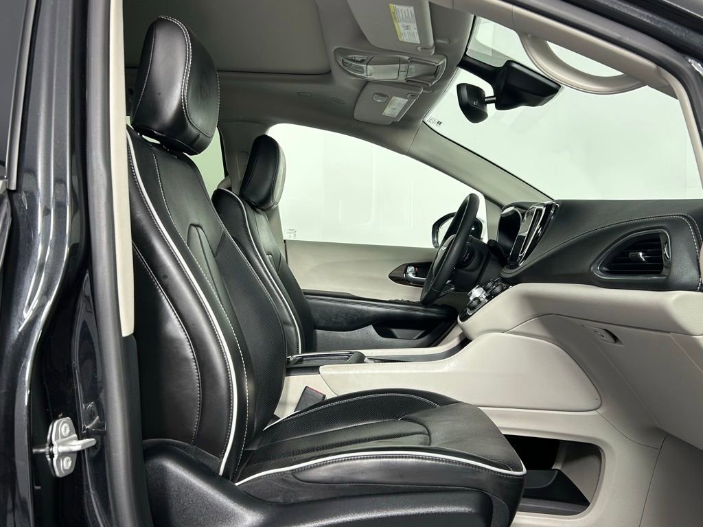 Used 2023 Chrysler Pacifica Limited FWD image 10