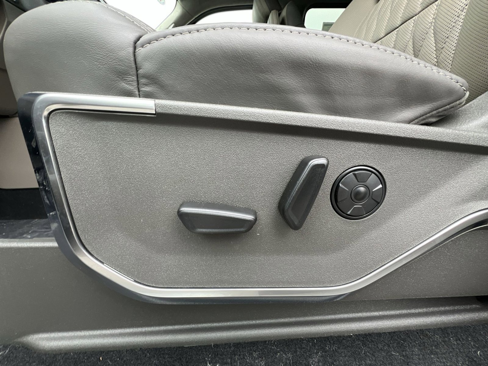 New 2026 Ford F450 Platinum w/ Platinum Plus Package image 14