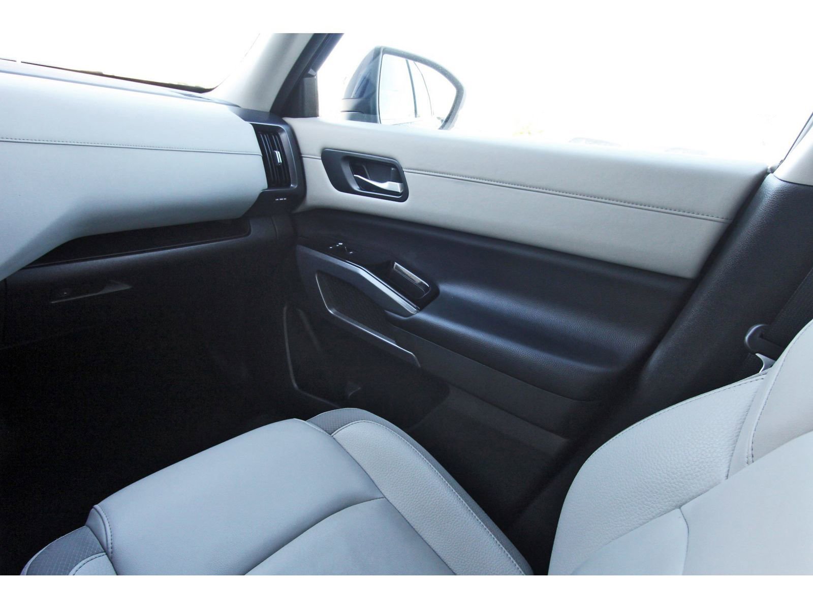 Used 2025 Nissan Pathfinder SL image 13